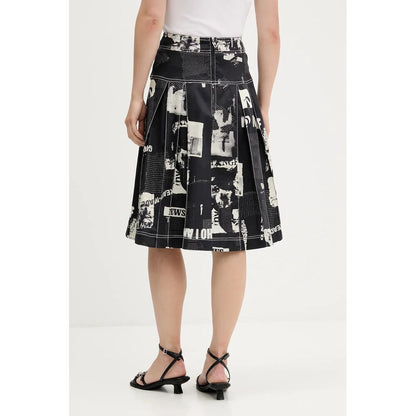 Skirt by Desigual for women in stretch cotton black features a contoured silhouette from the Essence Women's Stretch Cotton Skirt collection, characterized by its contoured midi for a contoured finish.