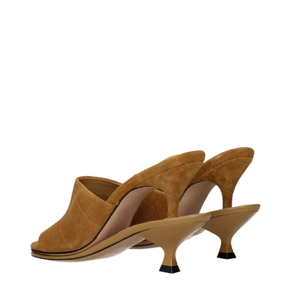 Stiletto Sandals by Jacquemus for women in suede leather brown features an architectural design from the Women's Suede Leather Stiletto Sandals collection, defined by a architectural stiletto and for a architectural finish.