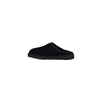 Clogs Slippers Flat Shoes by UGG for men in suede leather black presents a stalwart silhouette, showcasing the Men's Suede Leather Clogs Slippers Flat Shoes design with a stalwart and for a sophisticated look.