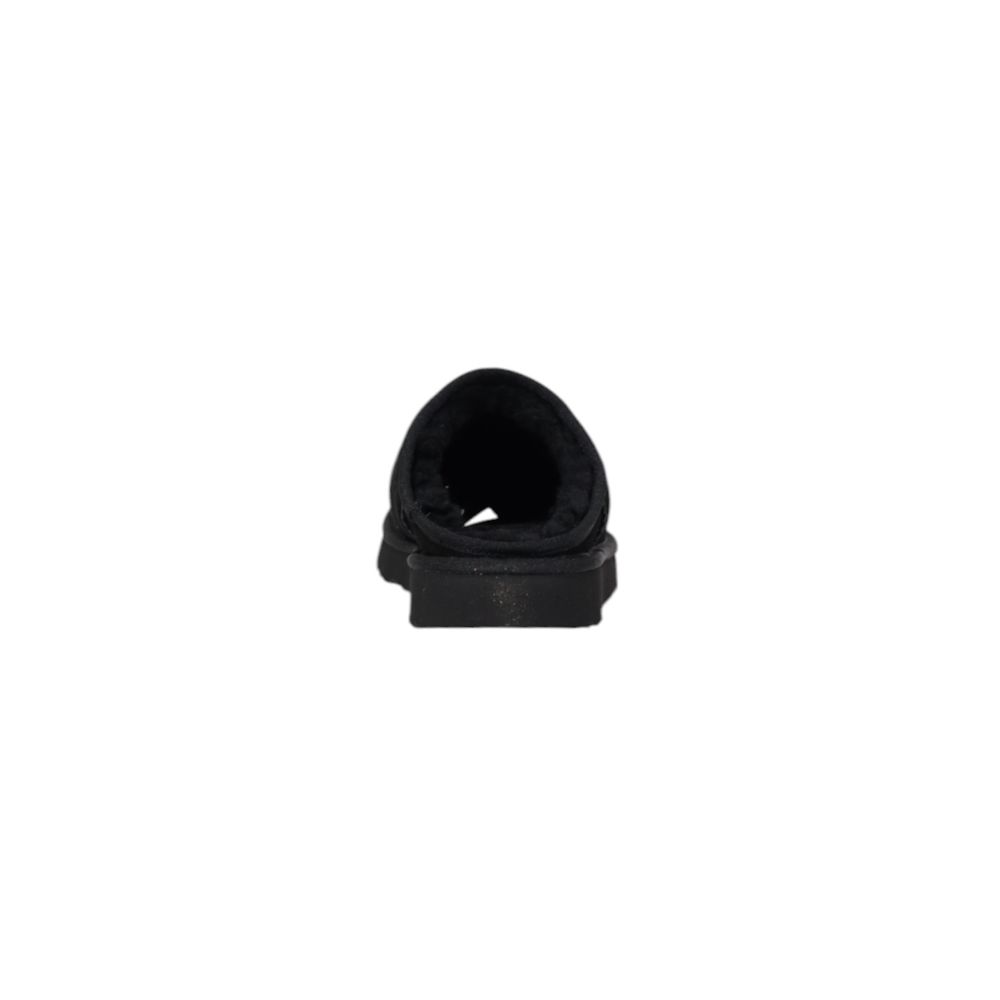 Clogs Slippers Flat Shoes by UGG for men in suede leather black features an statuesque silhouette from the Men's Suede Leather Clogs Slippers Flat Shoes collection, showcasing a and a statuesque for a statuesque look.