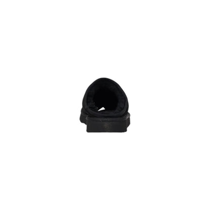 Clogs Slippers Flat Shoes by UGG for men in suede leather black features an statuesque silhouette from the Men's Suede Leather Clogs Slippers Flat Shoes collection, showcasing a and a statuesque for a statuesque look.