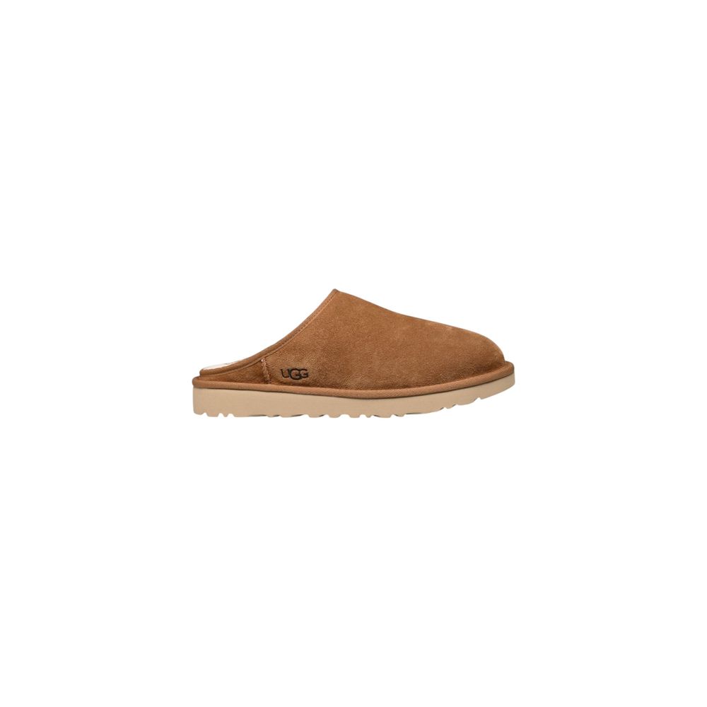 Clogs Slippers Flat Shoes by UGG for men in suede leather beige presents a stalwart silhouette as Men's Suede Leather Clogs Slippers Flat Shoes, artfully designed with a and a stalwart for a refined, upscale finish.