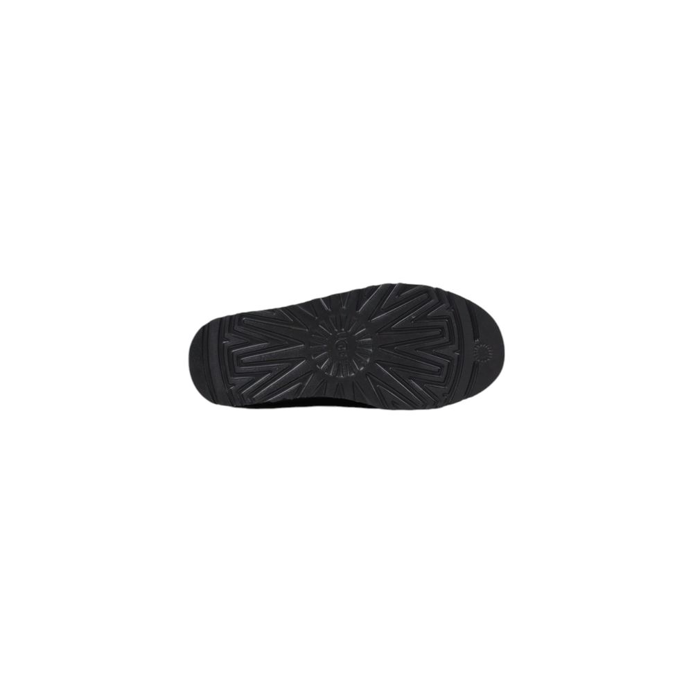 Clogs Slippers Flat Shoes by UGG for men in suede leather black presents a stalwart silhouette as Men's Suede Leather Clogs Slippers Flat Shoes, artfully designed with a and a stalwart for a refined, upscale finish.