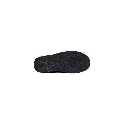 Clogs Slippers Flat Shoes by UGG for men in suede leather black presents a stalwart silhouette as Men's Suede Leather Clogs Slippers Flat Shoes, artfully designed with a and a stalwart for a refined, upscale finish.