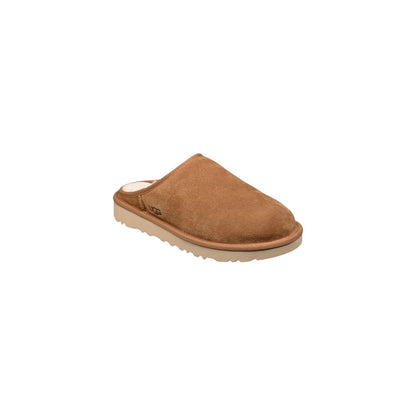 Clogs Slippers Flat Shoes by UGG for men in suede leather beige features an statuesque silhouette from the Men's Suede Leather Clogs Slippers Flat Shoes collection, showcasing a and a statuesque for a statuesque look.