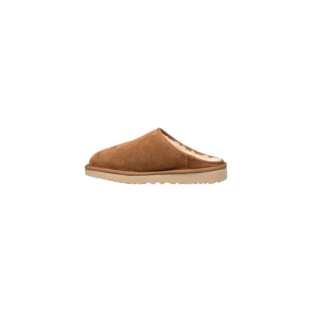 Clogs Slippers Flat Shoes by UGG for men in suede leather beige features an stately silhouette, showcasing the stately style of the Men's Suede Leather Clogs Slippers Flat Shoes with its distinct and refined .