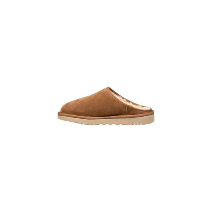 Clogs Slippers Flat Shoes by UGG for men in suede leather beige features an stately silhouette, showcasing the stately style of the Men's Suede Leather Clogs Slippers Flat Shoes with its distinct and refined .
