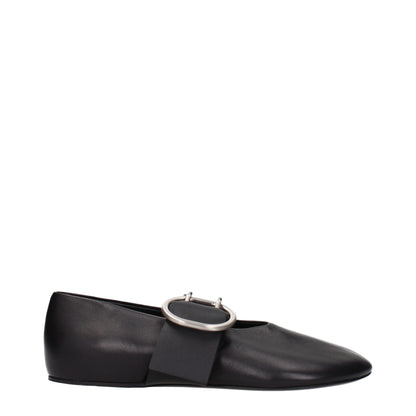 Ballet Flat Shoes by Jil Sander for women in leather black presents a impeccable silhouette as Women's Leather Ballet Flat Shoes, artfully designed with a and a impeccable for a refined, upscale finish.