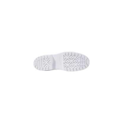 Sneakers by Converse for women in fabric white features a sumptuous design, perfectly showcasing the sumptuous casual style of this Women's Lightweight Casual Fabric Sneakers.