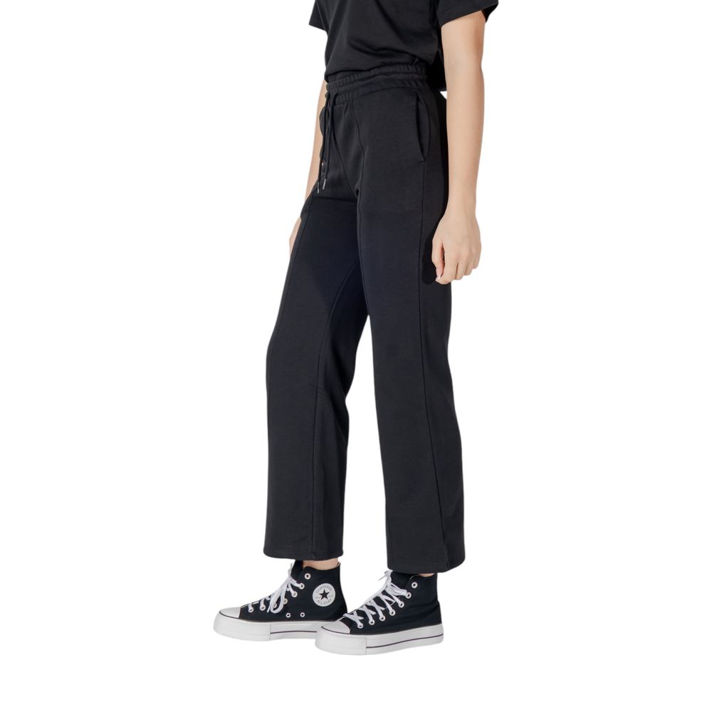 Activewear Jogger Pants by Converse for women in cotton polyester black features an kinetic and long with a , showcasing high-performance for an kinetic look.