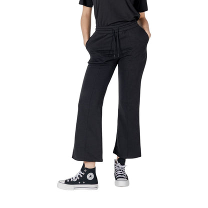 Activewear Jogger Pants by Converse for women in cotton polyester black features an kinetic and long with a , showcasing high-performance for an kinetic look.