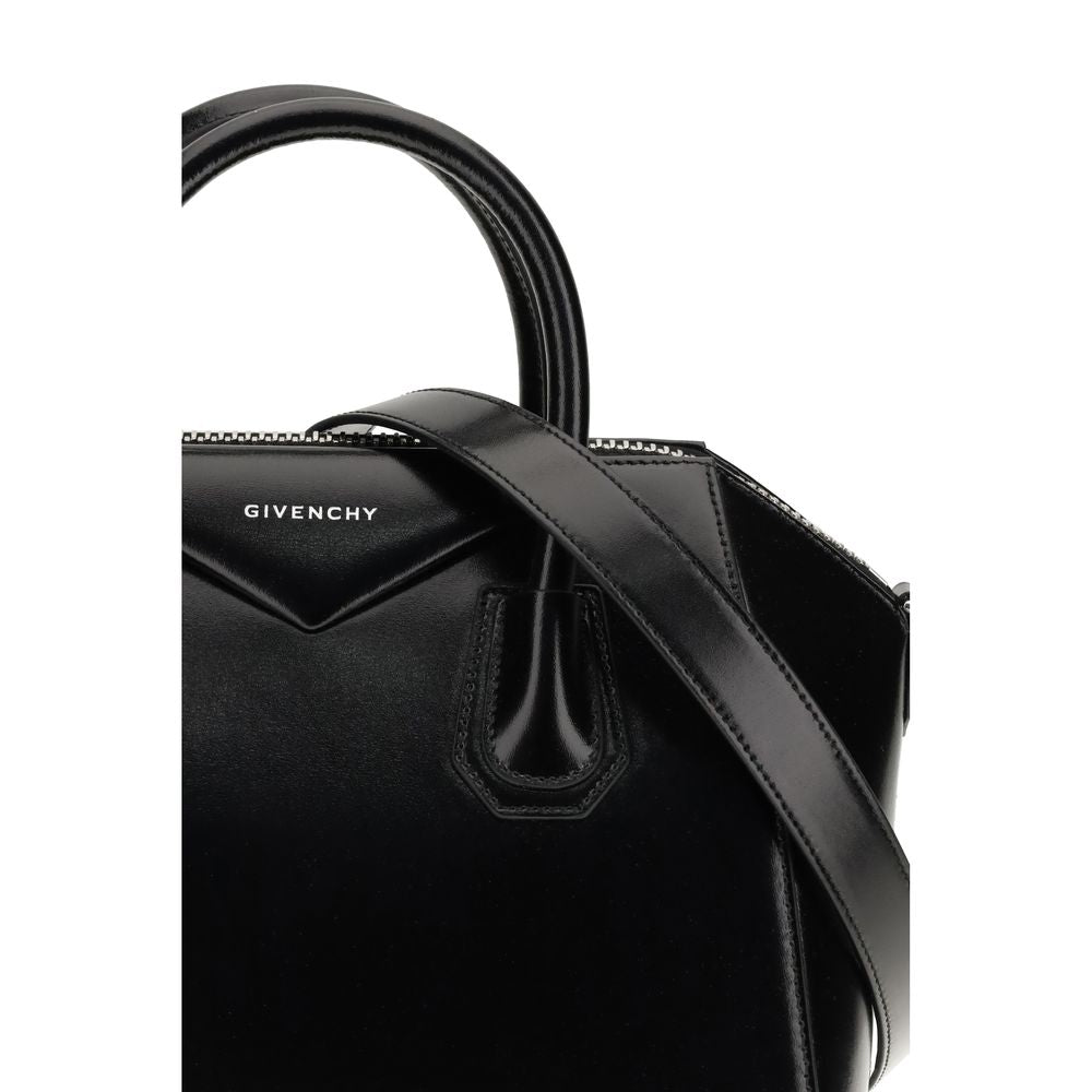 This Gym Sports Handbag by Givenchy for women in bos taurus calfskin leather and black, gold & signature presents a sculptural silhouette featuring a secure , ample , and versatile shoulder-strap & adjustable-strap for a sculptural finish.