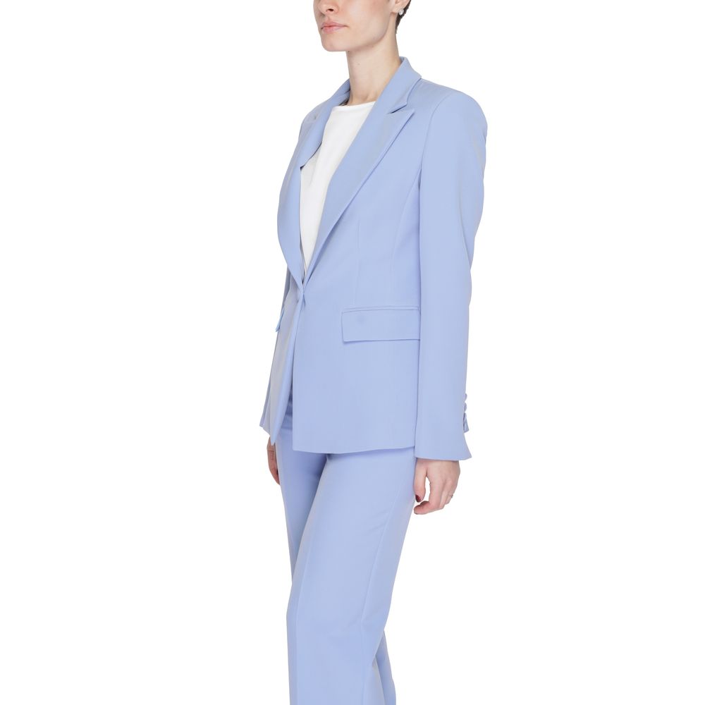 This Blazer by Silence for women in stretch polyester purple presents a tailored silhouette, meticulously tailored with a tailored and distinctive for a tailored finish.