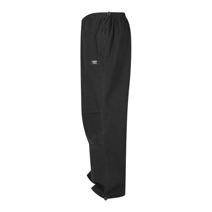 Trousers by Karl Kani for men in cotton black presents a perennial silhouette, meticulously tailored with a regular-fit & wide cut, long finish, and an elegant .