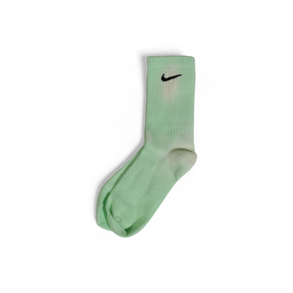 These Socks by Nike for men in cotton green present a utilitarian silhouette from the Men's Cotton Socks collection, offering a utilitarian fit and refined aesthetic.