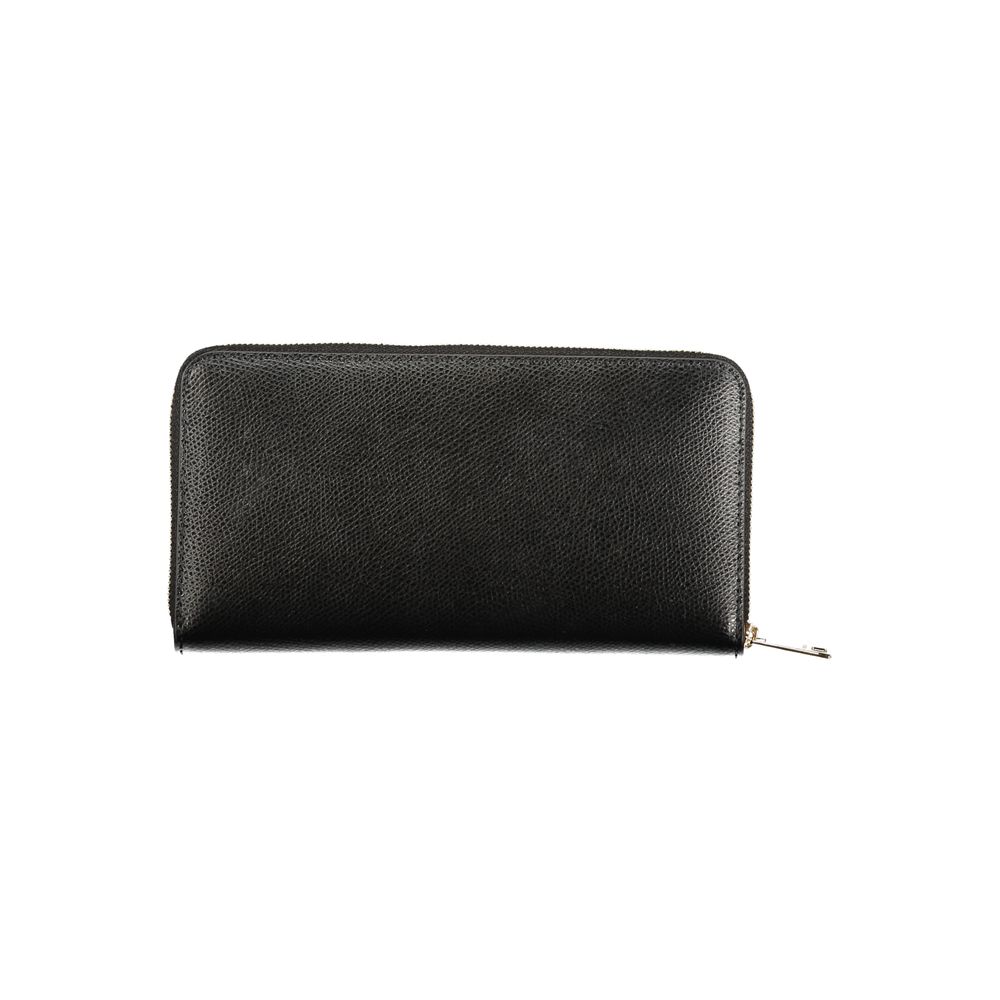 Wallet by Furla for women in leather black showcases a discerning silhouette, artfully capturing the essence of Moonlight Leather Wallet with its functional compact-design.