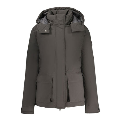 This Hooded Parka by North Sails for women in polyester black presents a enveloping silhouette, meticulously detailed with pockets & hooded and a enveloping hooded neckline.