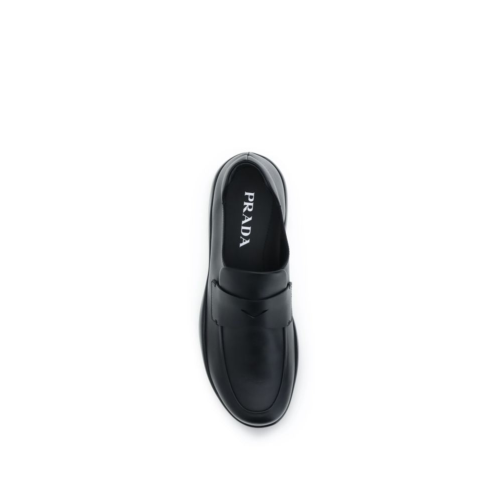 Moccasin Moccasins Loafer Slip-On Shoes by Prada for men in bos taurus calf leather black showcases a impeccable silhouette as Men's Bos Taurus Calf Leather Moccasin Moccasins Loafer Slip-On Shoes, artfully designed with a impeccable and refined for a impeccable finish.