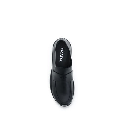 Moccasin Moccasins Loafer Slip-On Shoes by Prada for men in bos taurus calf leather black showcases a impeccable silhouette as Men's Bos Taurus Calf Leather Moccasin Moccasins Loafer Slip-On Shoes, artfully designed with a impeccable and refined for a impeccable finish.