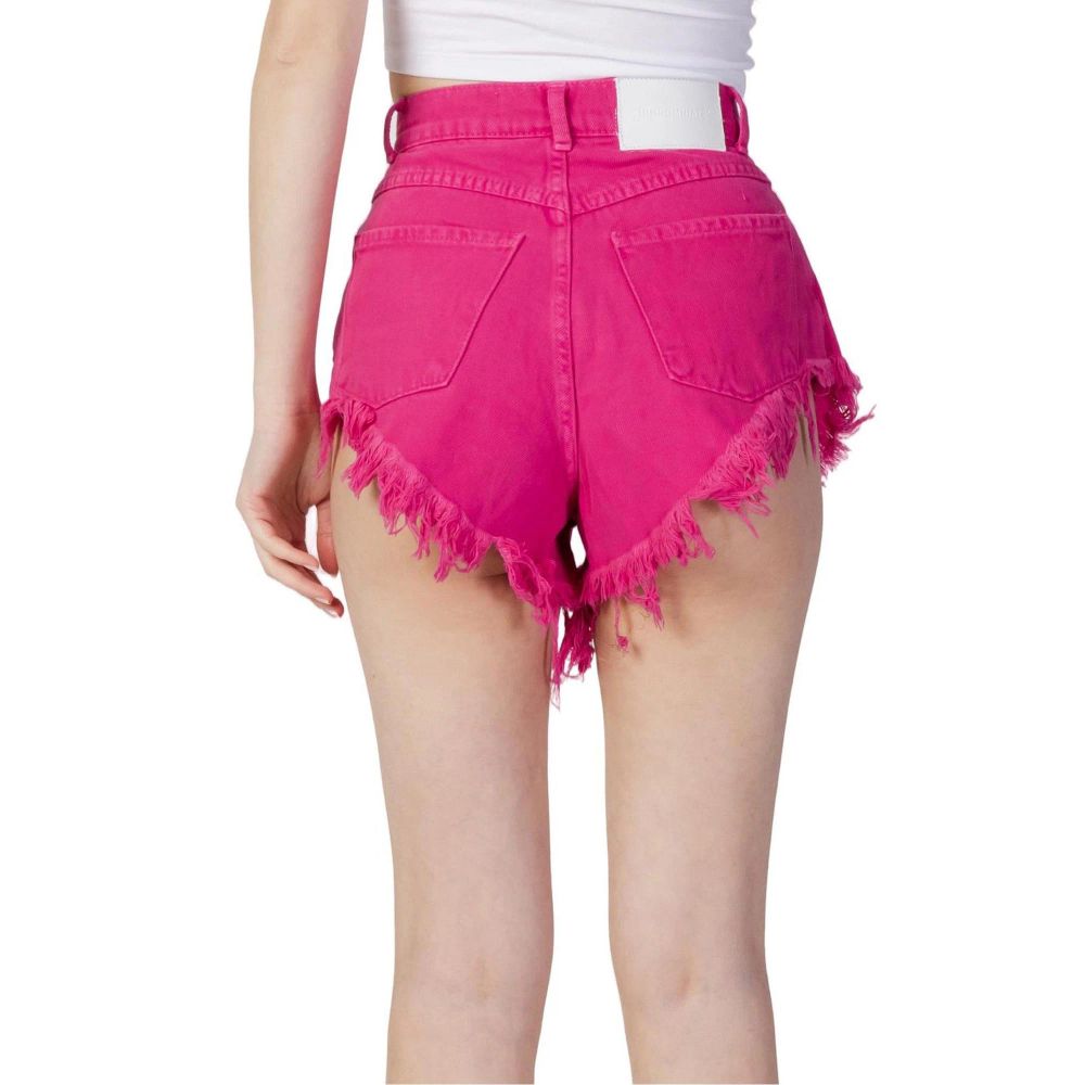 Shorts by Hinnominate for women in cotton fuchsia features an modern and modern short with a to create a sophisticated, modern silhouette for the modern wardrobe.
