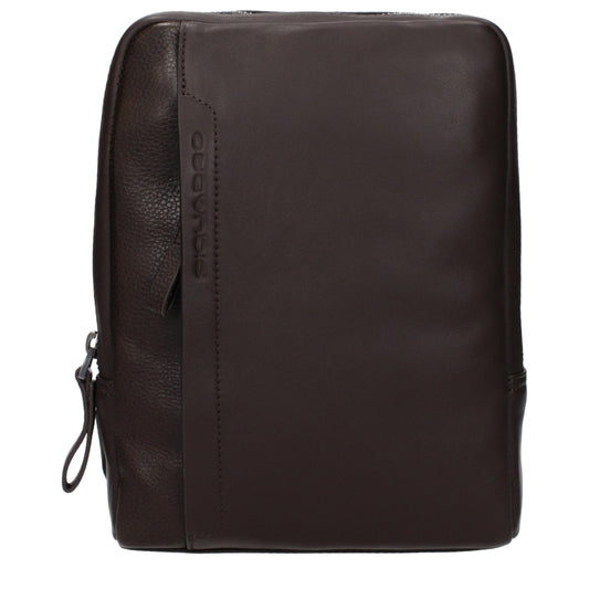 Crossbody Messenger Bag by Piquadro for men in leather brown presents a artisanal Leather Crossbody Messenger Bag design, featuring a secure , ample , and artisanal crossbody-strap & adjustable-strap for a artisanal finish.
